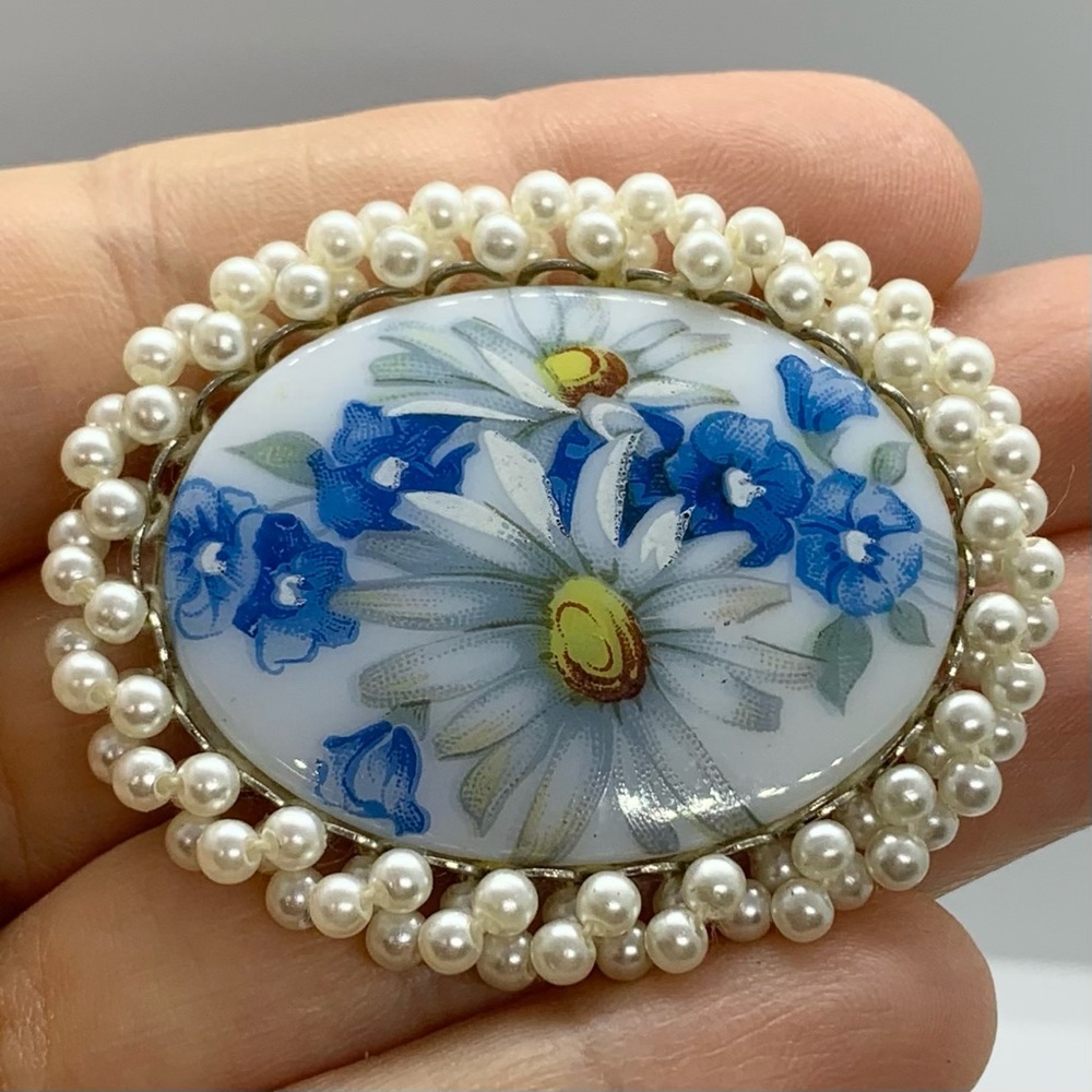 VINTAGE PORCELAIN DAISY BROOCH BLUE PETUNIA CAMEO FAUX PEARL WOVEN FRAME LARGE